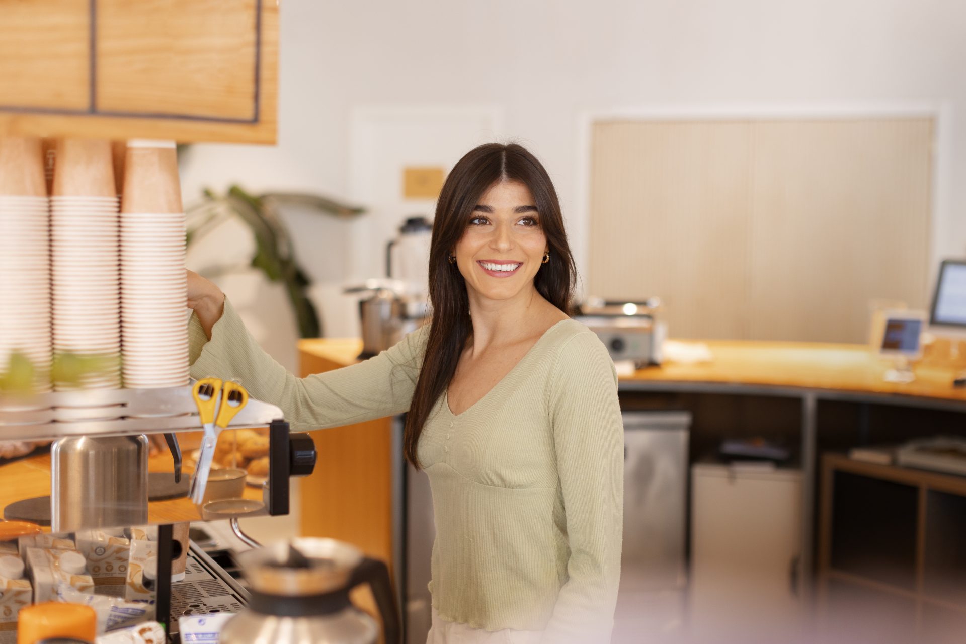 Copia de persona-tomando-cafe-en-una-espaciosa-cafeteria